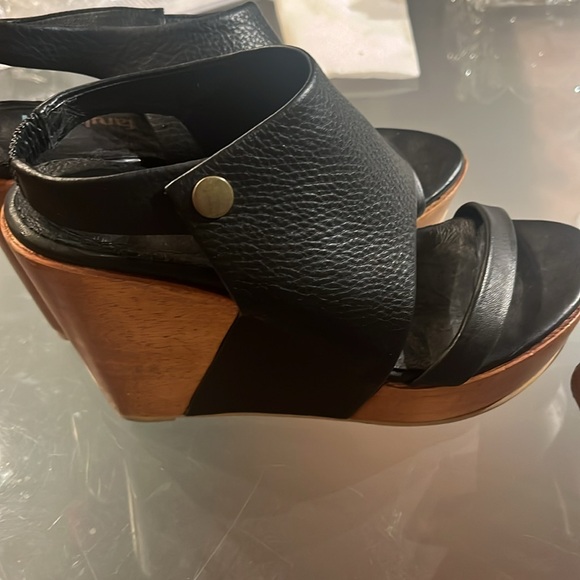 2 pairs of Sandals - Picture 4 of 8